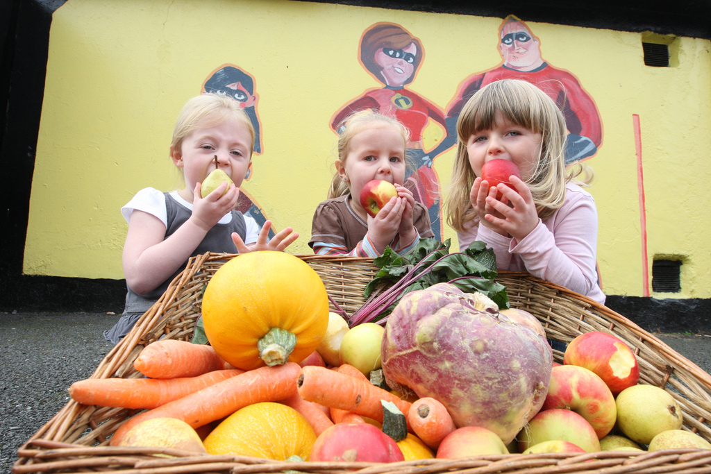 Children eating fruit and vegetables